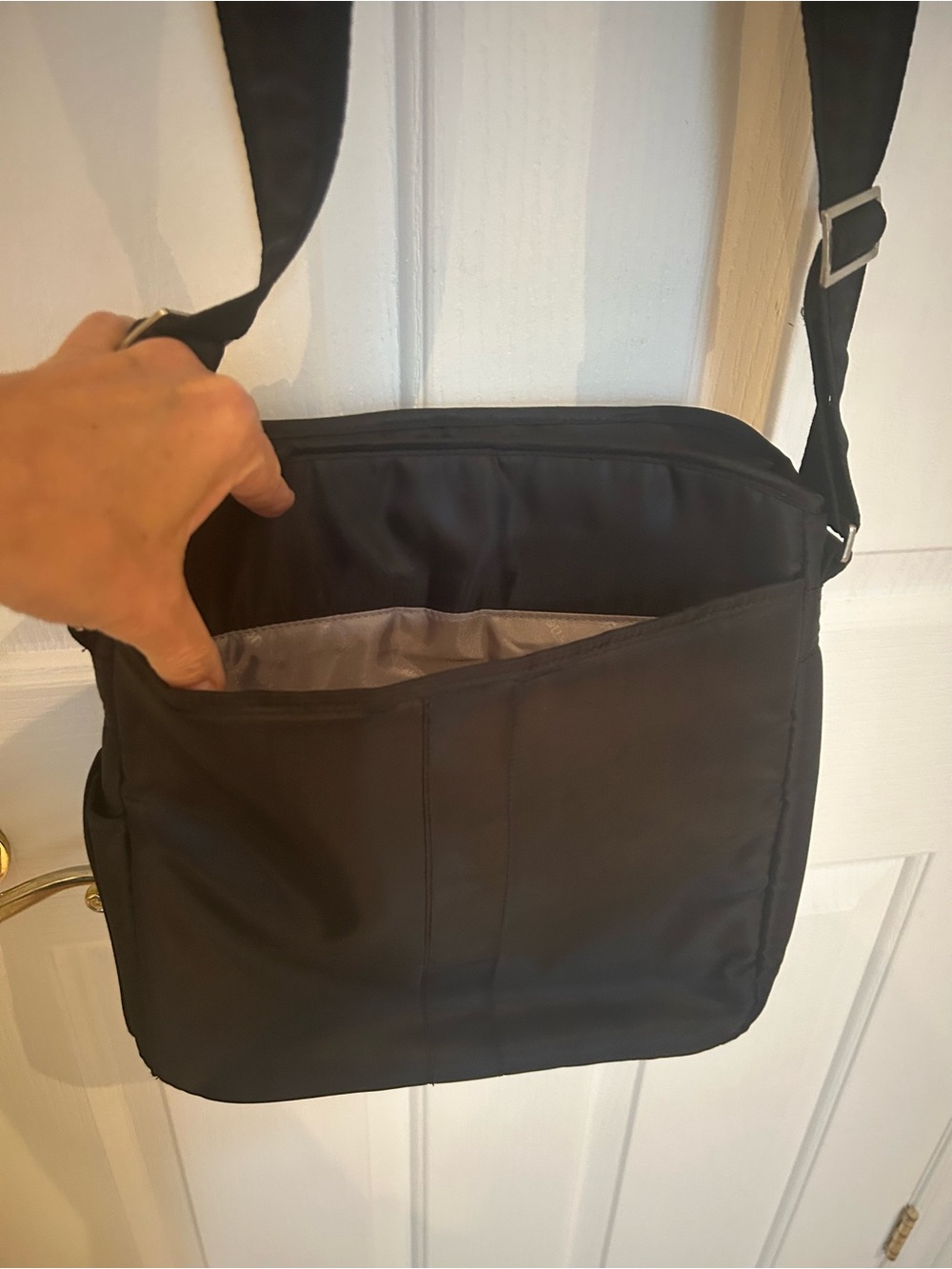FROMMER’S by LUG Unisex Crossbody Messenger Travel Bag, Black - Picture 7 of 9